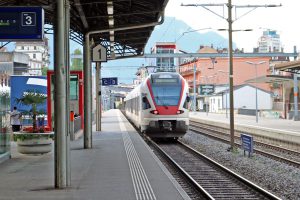 スイスのモントルー駅にて